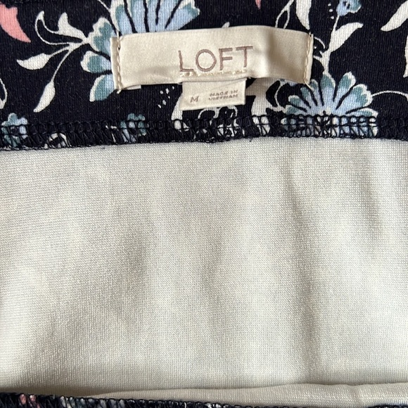 Loft like new stretchy fitted skirt size medium - Picture 2 of 5